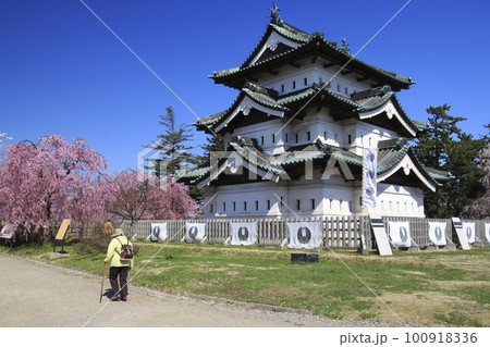 移築された弘前城本丸（2021年：青森県弘前市） 100918336