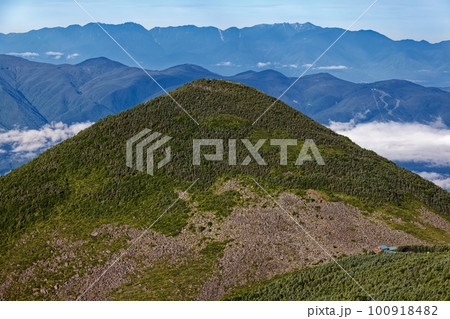 八ヶ岳連峰・三ツ頭から見る編笠山・青年小屋と中央アルプスの山並み 100918482