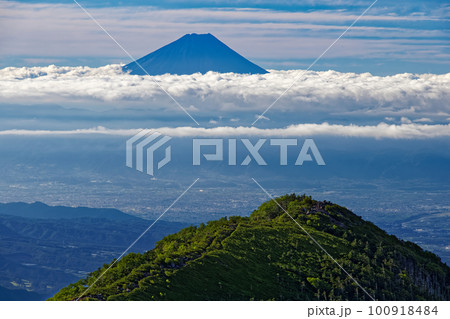 八ヶ岳連峰・権現岳稜線から見る三ツ頭と富士山 100918484