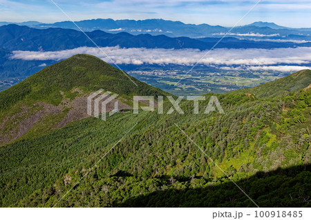 八ヶ岳連峰・三ツ頭から見る編笠山・青年小屋と中央アルプス・御嶽の山並み 100918485