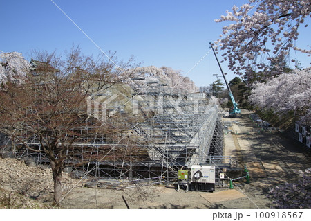 移築中の弘前城本丸（2021年：青森県弘前市） 100918567