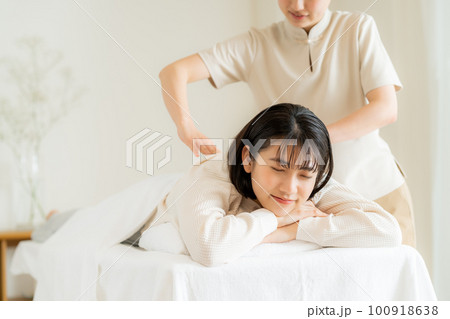 マッサージを受ける若い女性 マッサージを受ける若い女性 100918638