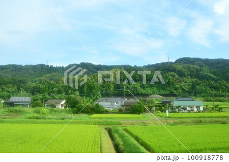 2022年夏の早朝、曇り空の日豊本線山之口駅から鹿児島駅までの風景 2022年夏の早朝、曇り空の日豊本線山之口駅から鹿児島駅までの風景 100918778