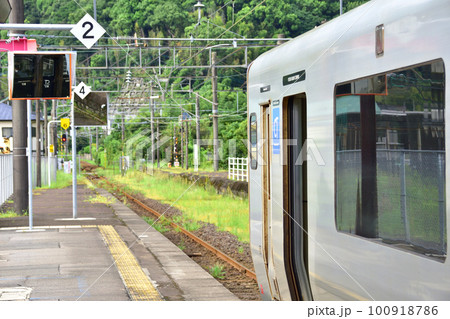 2022年夏の早朝、曇り空の日豊本線山之口駅から鹿児島駅までの風景 2022年夏の早朝、曇り空の日豊本線山之口駅から鹿児島駅までの風景 100918786