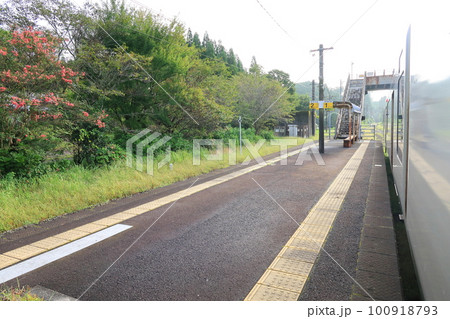 2022年夏の早朝、曇り空の日豊本線山之口駅から鹿児島駅までの風景 100918793