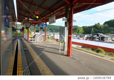 2022年夏の早朝、曇り空の日豊本線山之口駅から鹿児島駅までの風景 100918799