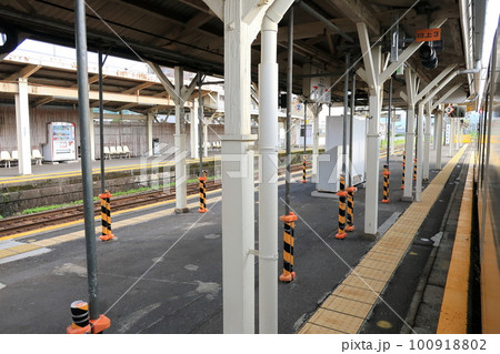 2022年夏の早朝、曇り空の日豊本線山之口駅から鹿児島駅までの風景 100918802