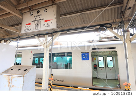 2022年夏の早朝、曇り空の日豊本線山之口駅から鹿児島駅までの風景 100918803