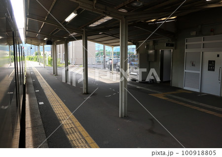 2022年夏の早朝、曇り空の日豊本線山之口駅から鹿児島駅までの風景 100918805