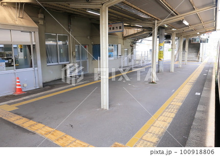 2022年夏の早朝、曇り空の日豊本線山之口駅から鹿児島駅までの風景 2022年夏の早朝、曇り空の日豊本線山之口駅から鹿児島駅までの風景 100918806