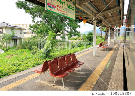 2022年夏の早朝、曇り空の日豊本線山之口駅から鹿児島駅までの風景 100918807