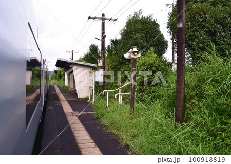 2022年夏の早朝、曇り空の日豊本線山之口駅から鹿児島駅までの風景 100918819