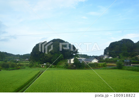 2022年夏の早朝、曇り空の日豊本線山之口駅から鹿児島駅までの風景 2022年夏の早朝、曇り空の日豊本線山之口駅から鹿児島駅までの風景 100918822
