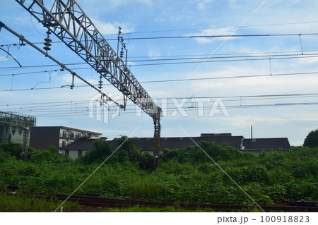 2022年夏の早朝、曇り空の日豊本線山之口駅から鹿児島駅までの風景 2022年夏の早朝、曇り空の日豊本線山之口駅から鹿児島駅までの風景 100918823