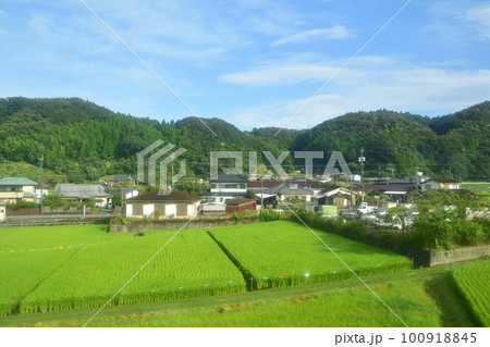 2022年夏の早朝、曇り空の日豊本線山之口駅から鹿児島駅までの風景 2022年夏の早朝、曇り空の日豊本線山之口駅から鹿児島駅までの風景 100918845