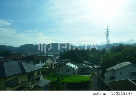 2022年夏の早朝、曇り空の日豊本線山之口駅から鹿児島駅までの風景 2022年夏の早朝、曇り空の日豊本線山之口駅から鹿児島駅までの風景 100918847