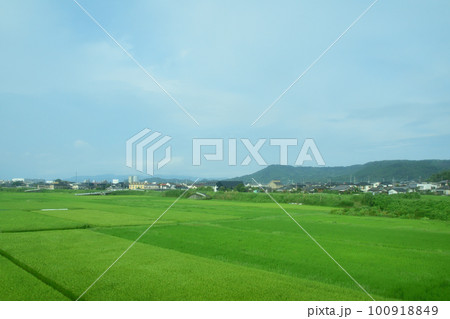 2022年夏の早朝、曇り空の日豊本線山之口駅から鹿児島駅までの風景 2022年夏の早朝、曇り空の日豊本線山之口駅から鹿児島駅までの風景 100918849