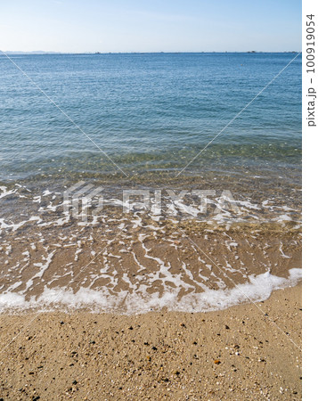 播磨灘の波打ち際。兵庫県明石市内の砂浜海岸。 100919054