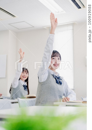 手を上げて発表をする女子高生 手を上げて発表をする女子高生 100919088