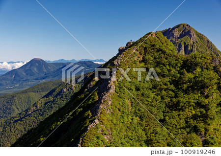 八ヶ岳連峰・権現岳稜線を行く登山者と阿弥陀岳・蓼科山、・妙高連峰遠望 100919246
