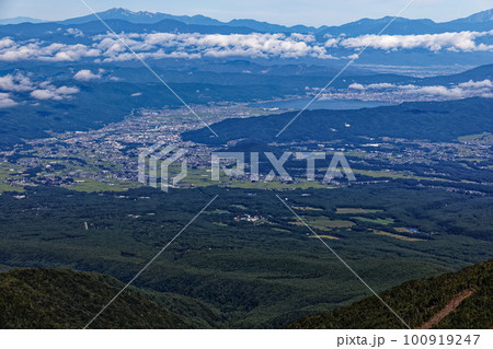 八ヶ岳連峰・権現岳稜線から見る諏訪湖と乗鞍岳 100919247