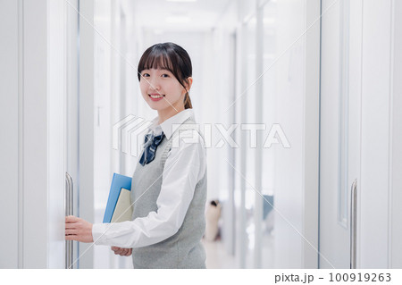 教材を持って校内を歩く女子高生 教材を持って校内を歩く女子高生 100919263