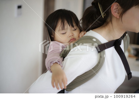 子供を寝かしつける母親 子供を寝かしつける母親 100919264