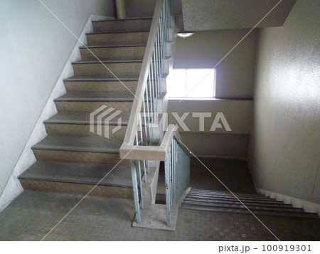 レトロな建物と階段　名古屋市天白区 100919301