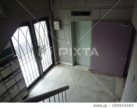 レトロな建物、エレベーターと正面玄関 名古屋市天白区 レトロな建物、エレベーターと正面玄関 名古屋市天白区 100919365