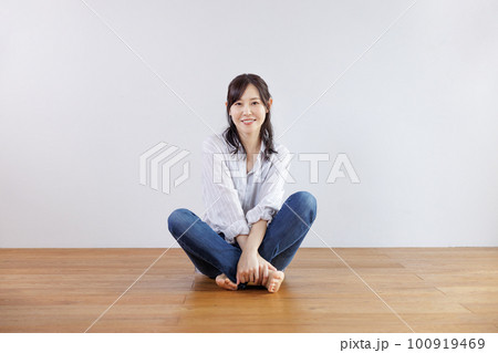 あぐらをかく笑顔の女性 あぐらをかく笑顔の女性 100919469