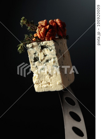Blue cheese on a knife. Blue cheese on a knife. 100920009