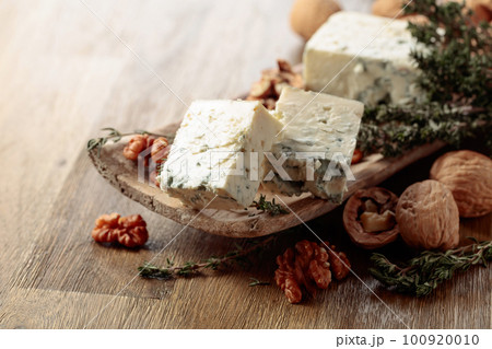 Blue cheese with walnuts and thyme. Blue cheese with walnuts and thyme. 100920010