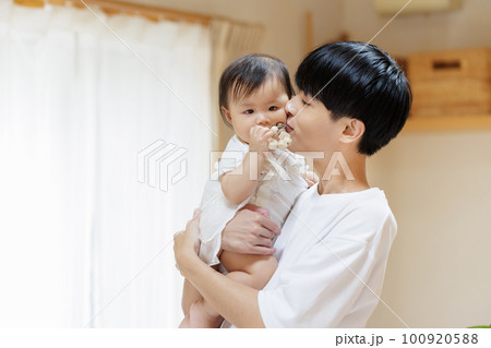 赤ちゃんを抱っこするパパ 100920588