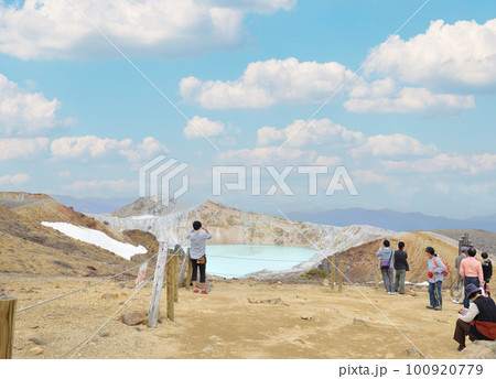 草津白根山の湯釜／群馬県 100920779