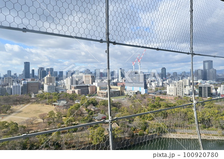 大阪城の天守閣とフェンス 100920780