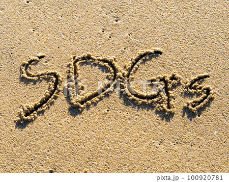 砂浜に書かれた「SDGs」の文字。 砂浜に書かれた「SDGs」の文字。 100920781