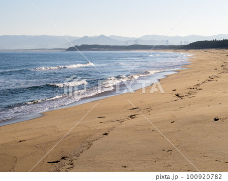朝の砂浜と玄界灘。福岡県福岡市東区内の海岸。 100920782