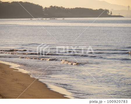 博多湾の朝の風景。福岡市東区の海岸より。 100920783