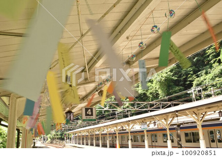 　願い事を込めた短冊と風鈴の駅 100920851
