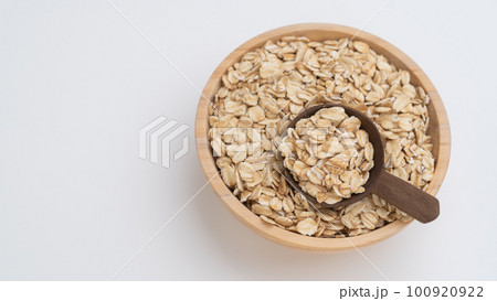 木の皿に盛られたオートミール 100920922