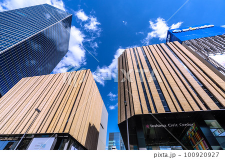 日本の東京都市景観 池袋駅東口にあるハレザ池袋などを望む 100920927