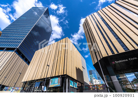 日本の東京都市景観 池袋駅東口にあるハレザ池袋などを望む 100920931