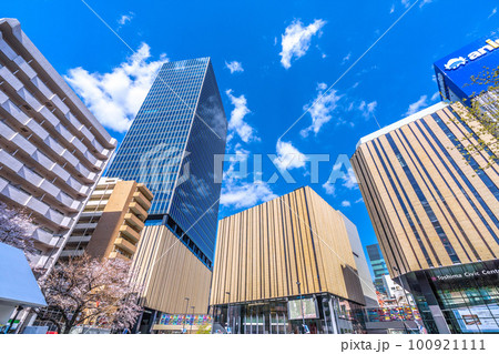 日本の東京都市景観 池袋駅東口にあるハレザ池袋と桜などを望む 100921111