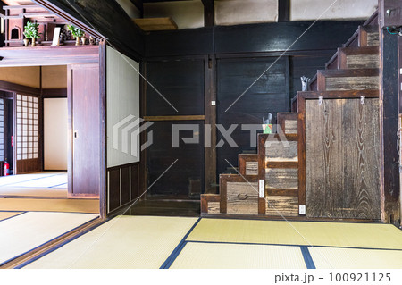 埼玉県所沢市重要文化財 柳瀬荘(黄林閣)の階段箪笥 埼玉県所沢市重要文化財 柳瀬荘(黄林閣)の階段箪笥 100921125