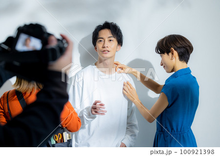 撮影現場　ヘアメイク　 100921398