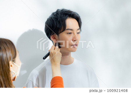 撮影現場 ヘアメイク 撮影現場 ヘアメイク 100921408