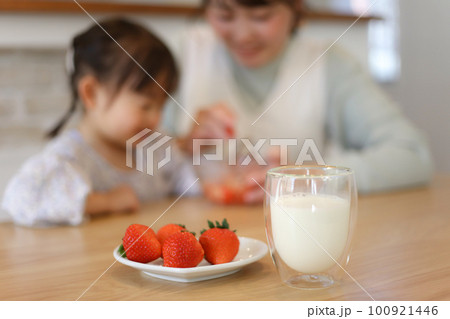 いちご牛乳を作る親子 100921446