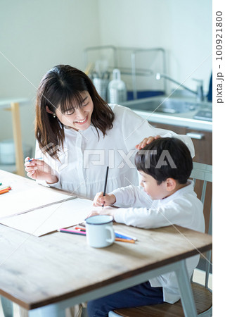 部屋で遊ぶ子供と褒める母親 100921800