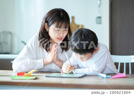 部屋で遊ぶ子供と褒める母親 部屋で遊ぶ子供と褒める母親 100921804