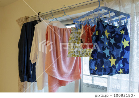 室内の窓際に干された洗濯物 100921907